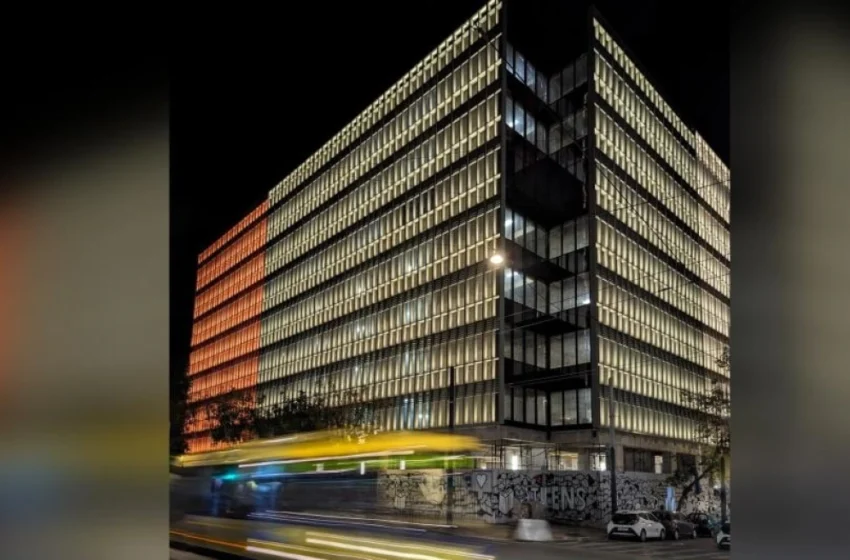  ΜΙΝΙΟΝ: Φωταγωγήθηκε το εμβληματικό κτήριο του Δ. Ανδριόπουλου