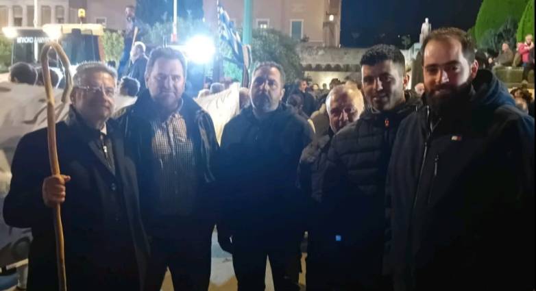  Με γκλίτσα στους αγρότες στο Σύνταγμα ο Ανδρέας Παναγιωτόπουλος του ΣΥΡΙΖΑ