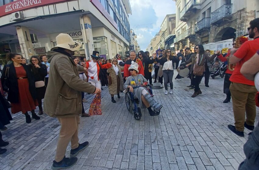  ΠΑΤΡΑ: Με ένα πόδι η Ηρα Κουρή στο Καρναβάλι!  – ΦΩΤΟ