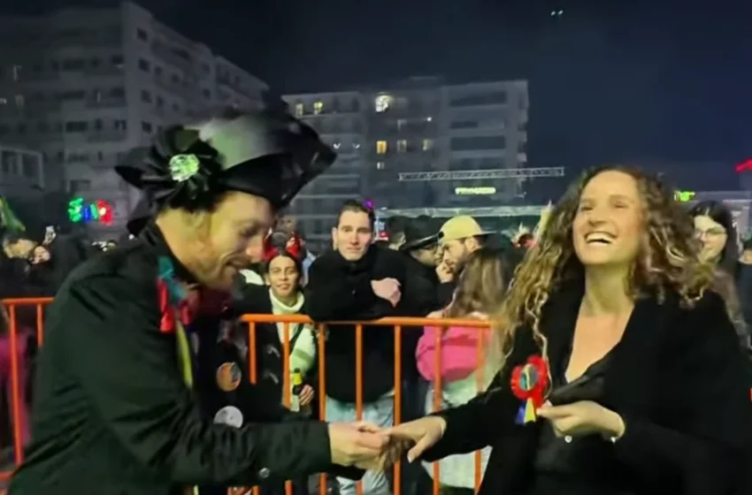  Η πρόταση γάμου στην τελετή έναρξης του Πατρινού Καρναβαλιού – ΒΙΝΤΕΟ